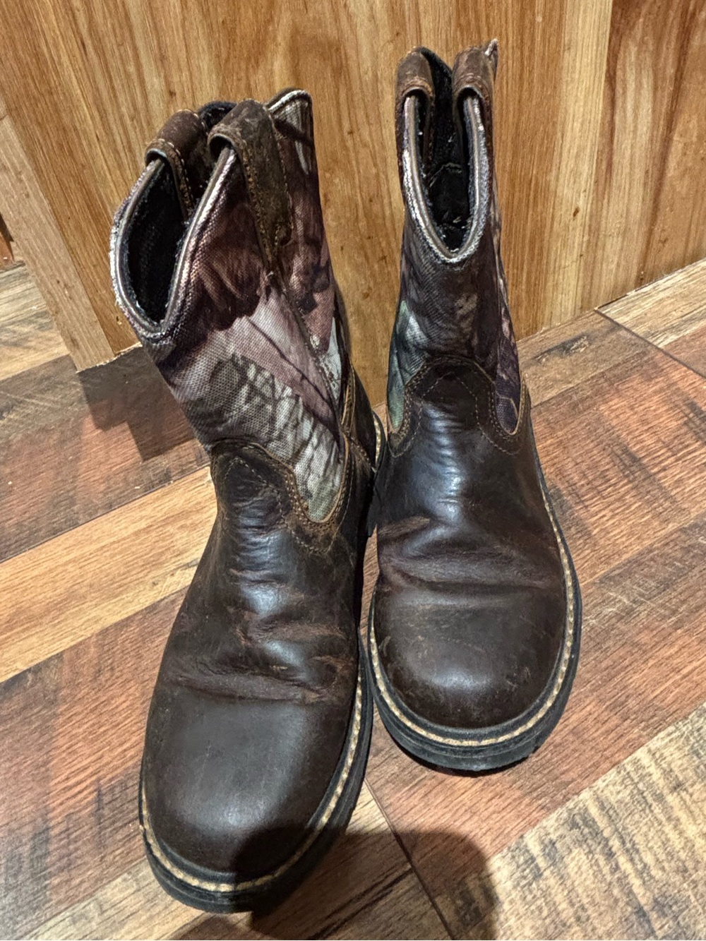 Ariat camo round toe western boots youth size 4